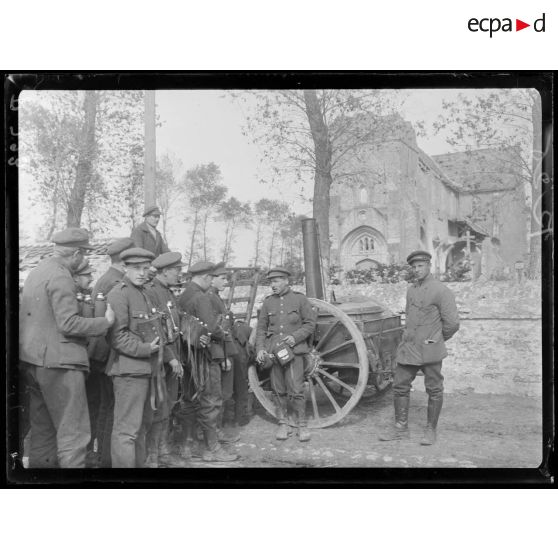 Wulpen (Belgique). Sur la place de l'église, distribution de café aux soldats belges, par cuisine roulante. [légende d'origine]