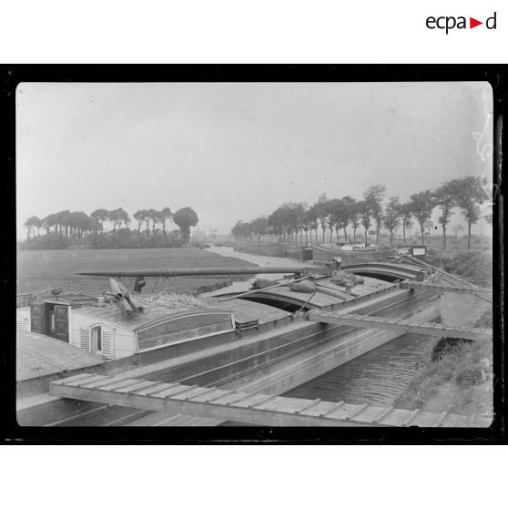 Près de Furnes. Le canal de Furnes à Bergues. Au fond, l'église de Furnes. [légende d'origine]