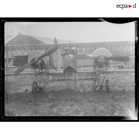 Hondschoote (Nord). Camp d’aviation. Appareil Caudron bimoteur et armé de mitrailleuses (vu de face). [légende d'origine]