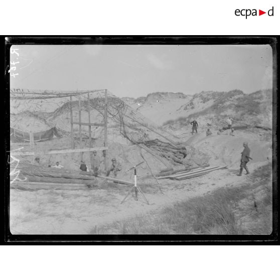 Région de Nieuport-Bains, construction d'un blockhaus dans les dunes. [légende d'origine]