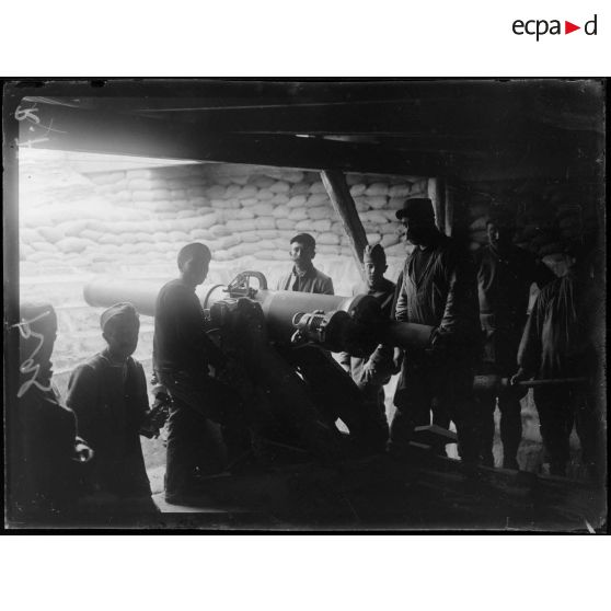 Région de Nieuport-Bains. Pièce de 155 court dans sa casemate. [légende d'origine]