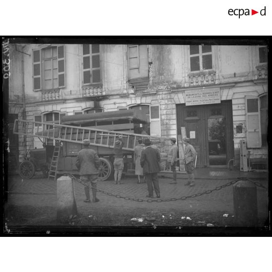 Front Nord, Arras, service des monuments et oeuvres d'arts. Départ d'un camion avec matériels. [légende d'origine]