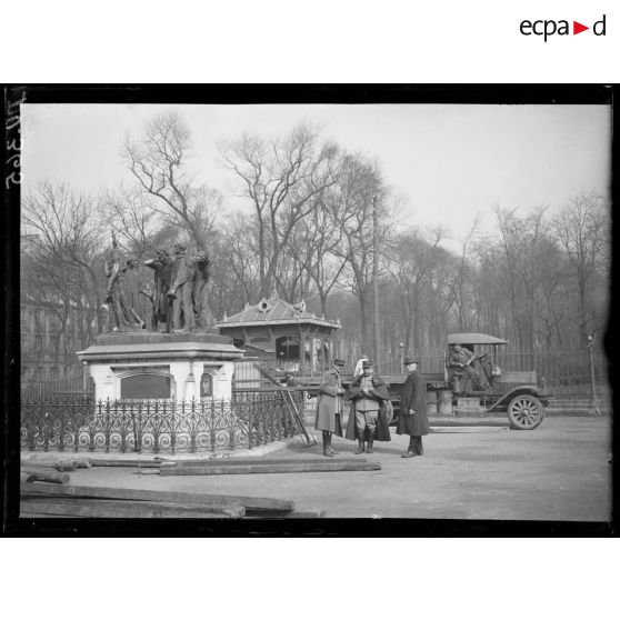 Front Nord, Calais, enlèvement des Bourgeois de Calais. Arrivée du camion et du matériel. [légende d'origine]