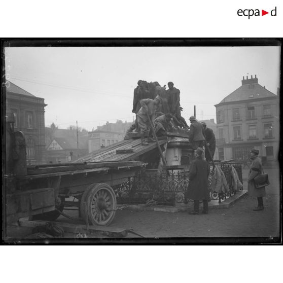 Front Nord, Calais, enlèvement des Bourgeois de Calais. Soulèvement du groupe. [légende d'origine]