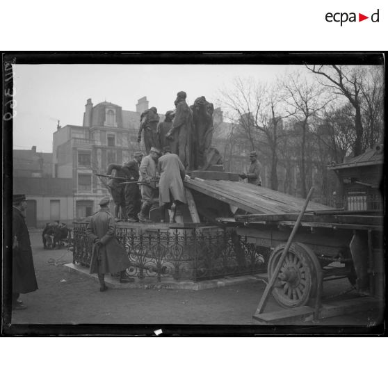 Front Nord, Calais, enlèvement des Bourgeois de Calais. Soulèvement du groupe. [légende d'origine]