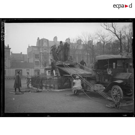 Front Nord, Calais, enlèvement des Bourgeois de Calais. Le groupe amené sur le plan incliné. [légende d'origine]