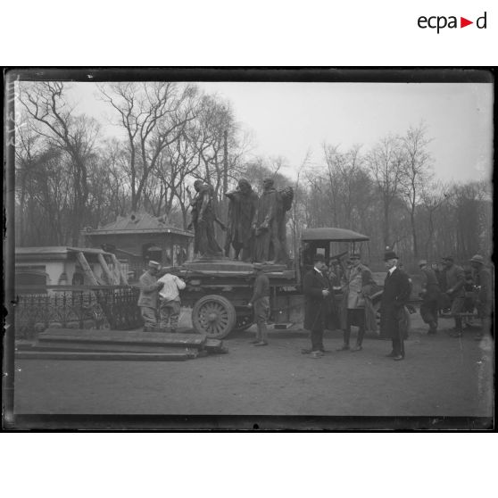 Front Nord, Calais, enlèvement des Bourgeois de Calais. Enlèvement de la statue. Le groupe sur le camion. [légende d'origine]