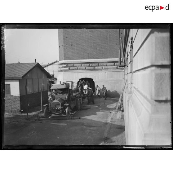 Front Nord, Calais, enlèvement des Bourgeois de Calais. Descente du groupe à l'entrée du nouvel hôtel de ville. [légende d'origine]