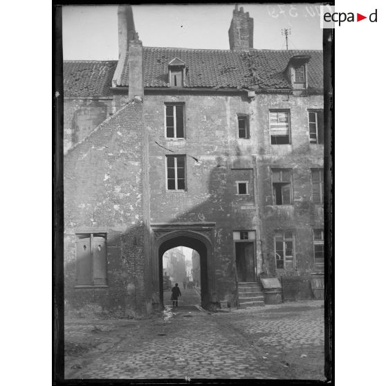 Front Nord, Calais, ancien hôtel de Guise (vue intérieure). [légende d'origine]