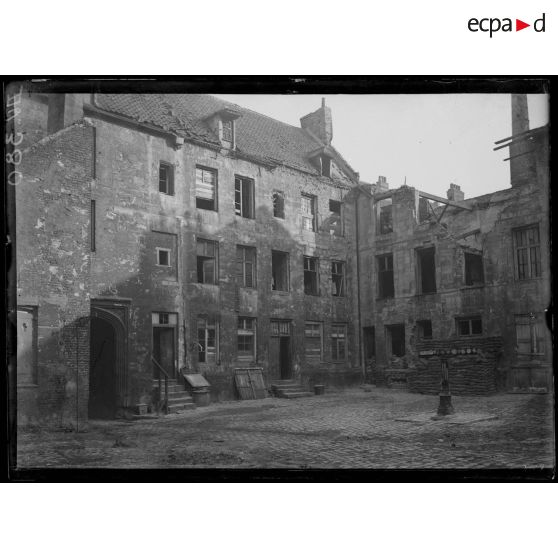 Front Nord, Calais, ancien hôtel de Guise, vue intérieure. [légende d'origine]