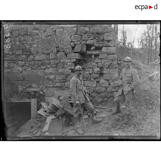 La Ville-aux-Bois, les lieutenants Hervil et P. Dubois devant la tuilerie. [légende d'origine]