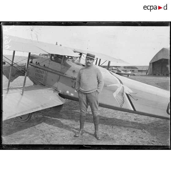 Courville, ferme de la Bonne Maison, le commandant Brocard, commandant de l'escadrille des Cigognes SPA 3. [légende d'origine]