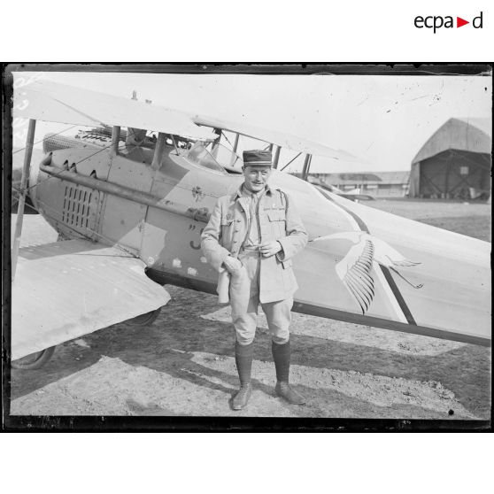 Courville, ferme de la Bonne Maison, le lieutenant Dorme qui a abattu 22 avions. [légende d'origine]