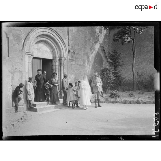 Jonchery, Marne, mariage au front. La sortie de l'église. [légende d'origine]