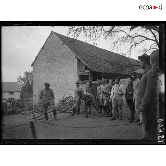 Sapicourt, Marne, au cantonnement, match de boules entre le 230e d'infanterie et le 50e chasseur. [légende d'origine]