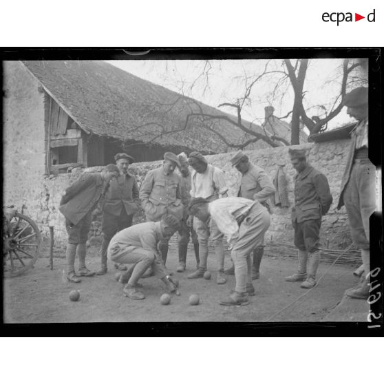 Sapicourt, Marne, au cantonnement, match de boules entre le 230e d'infanterie et le 50e chasseur. [légende d'origine]