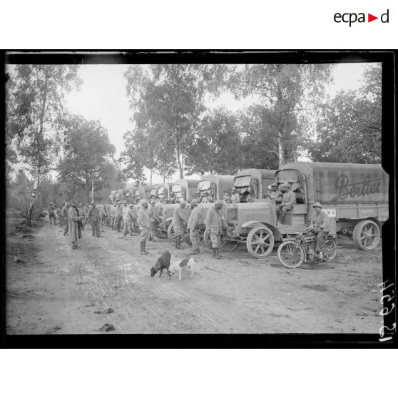 Sapicourt, Marne, la 10e section automobile de munitions du 115e RAL part pour ravitailler. [légende d'origine]