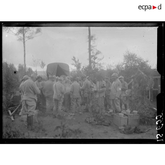 Sapicourt, Marne, la 10e section automobile de munitions du 115e RAL. La corvée de pommes de terre. [légende d'origine]