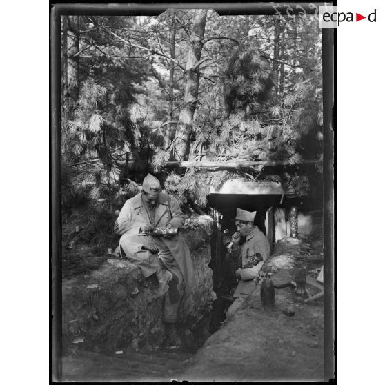 Cote 180, Marne, "Au petit collectionneur", soldats fabriquant des objets d'art avec des douilles d'obus. [légende d'origine]