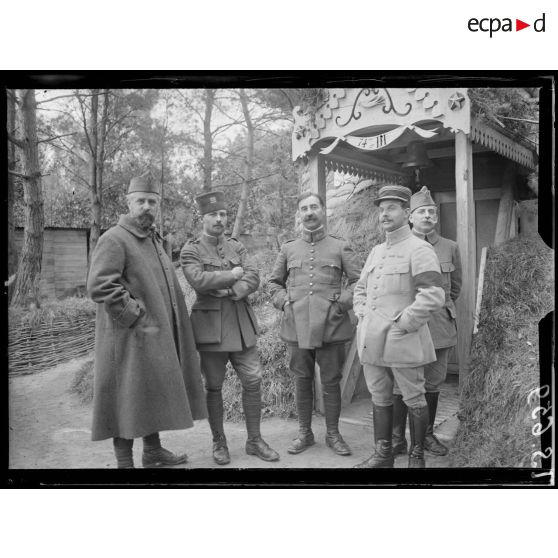 Cote 180, Marne,  près de Sapicourt, PC de la 45e division. Devant la salle à manger. [légende d'origine]