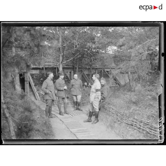 Cote 180, Marne,  près de Sapicourt, PC de la 45e division. Devant la salle à manger. [légende d'origine]