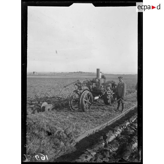 Marne, tracteurs agricoles Mogul de labour conduits par les soldats. [légende d'origine]