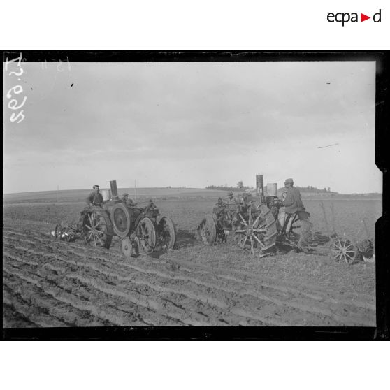 Marne, tracteurs agricoles Mogul de labour conduits par les soldats. [légende d'origine]