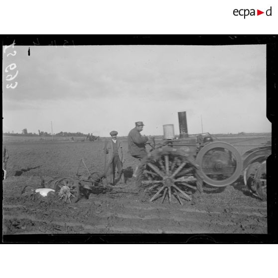 Marne, tracteurs agricoles Mogul de labour conduits par les soldats. [légende d'origine]