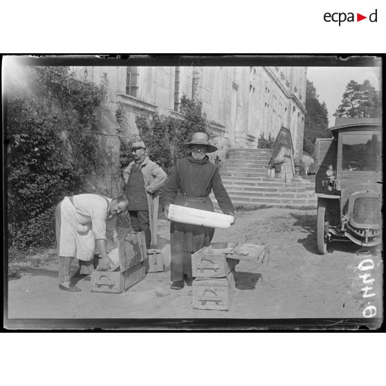 Abbaye d'Igny. Aisne. Hôpital pour fièvreux. Arrivée de la glace. [légende d'origine]