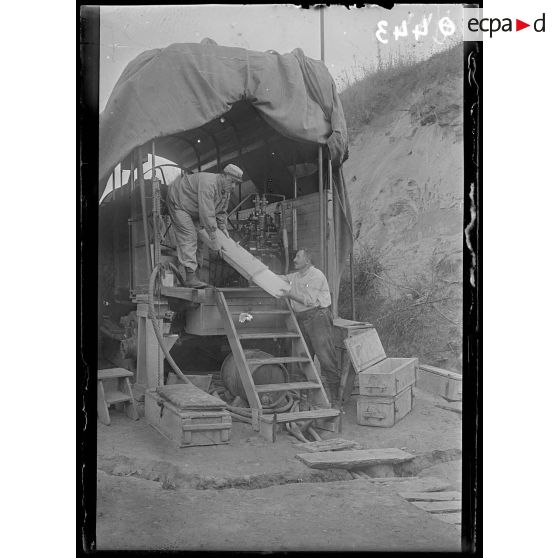 [Jonchery sur Vesle. Marne. Voiture frigorifique pour la fabrication de la glace.]