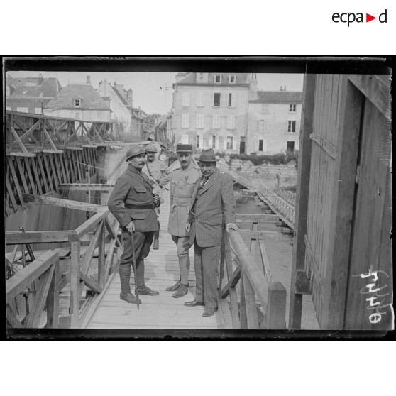 Soissons. Passerelle des anglais. Le romancier anglais Wells. [légende d'origine]