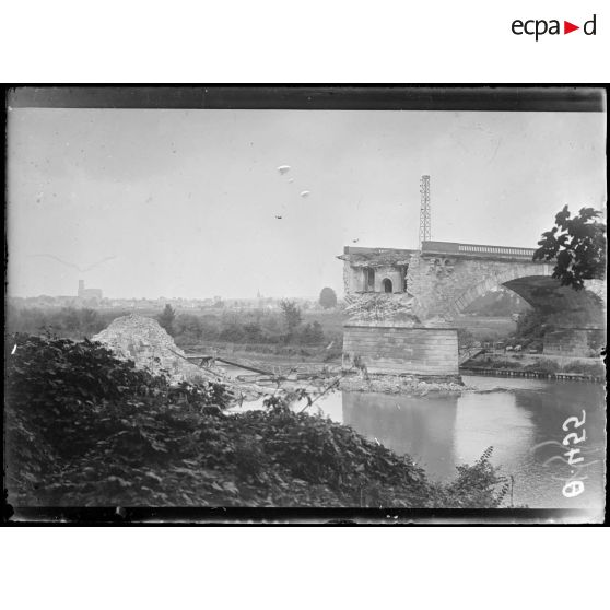 [Un pont en ruines à Soissons.]