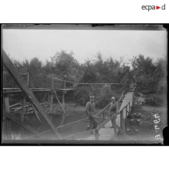 [Deux autorités militaires posent sur une passerelle.]