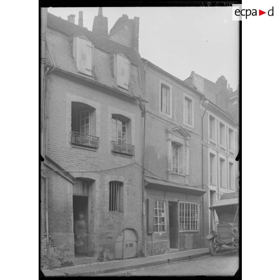 Abbeville, Somme, maison place du marché aux herbes. [légende d'origine]