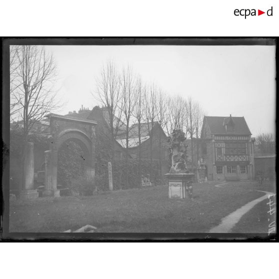 Front Nord, Somme, Amiens, musée de Picardie, les jardins. [légende d'origine]