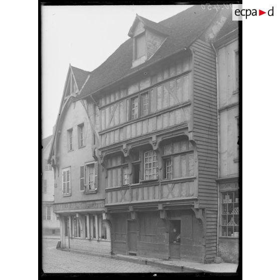 Front Nord, Somme, Abbeville, maison chaussée Marceau. [légende d'origine]