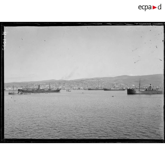 A bord de la Provence. Vue générale de Salonique. [légende d'origine]