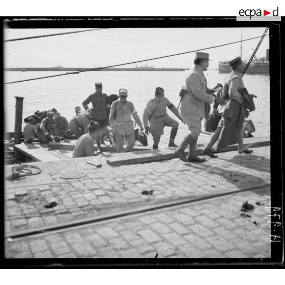 Salonique. L'Etat major touche terre. [légende d'origine]