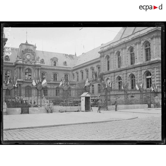 Amiens, l'hôtel de ville pavoisée le 14 juillet 1918. [légende d'origine]