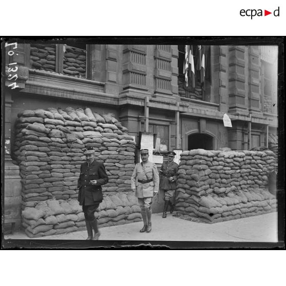 Amiens, la sortie du banquet donné à l'hôtel de ville le 14 juillet 1918. [légende d'origine]