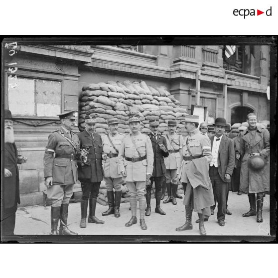 Amiens, la sortie du banquet donné à l'hôtel de ville le 14 juillet 1918. [légende d'origine]