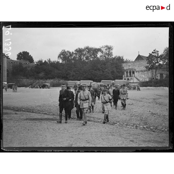 Amiens, officiers supérieurs arrivant à la citadelle. [légende d'origine]