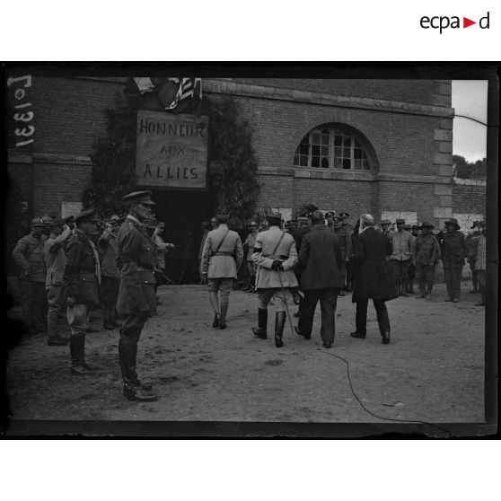 Amiens, à la citadelle, officiers supérieurs arrivant à la salle des fêtes. [légende d'origine]