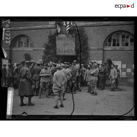 Amiens, à la citadelle, officiers supérieurs arrivant à la salle des fêtes. [légende d'origine]