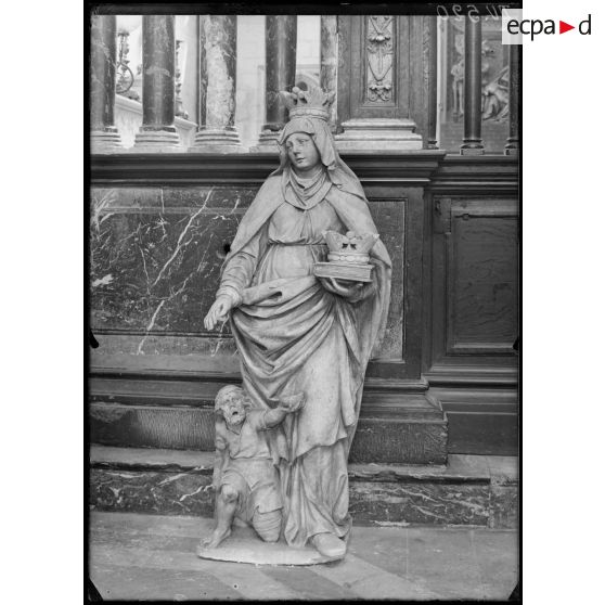 Front Nord, Pas-de-Calais, église de Saint-Omer, statue en marbre d'une Charité. [légende d'origine]