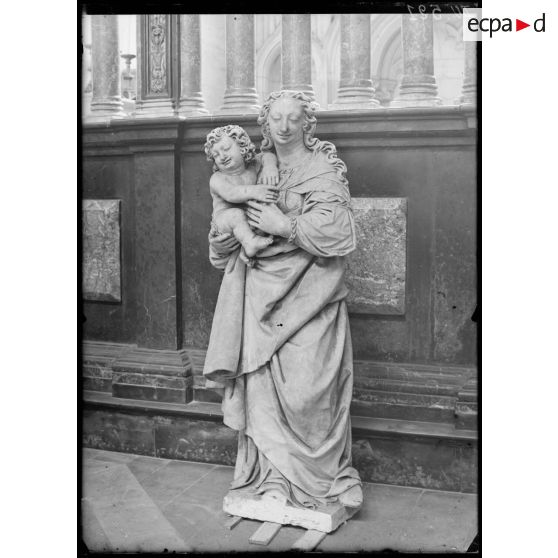 Front Nord, Pas-de-Calais, église de Saint-Omer, statue marbre. [légende d'origine]