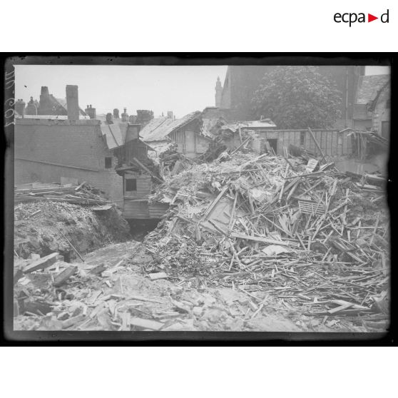 Front Nord, Somme, bombardement d'Abbeville. Place Saint-Catherine. [légende d'origine]