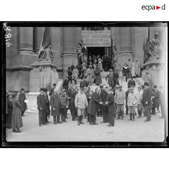 Grand Palais. Inauguration par M. Justin Godart, sous secrétaire d'Etat du service de santé de l'Ecole professionnelle de rééducation des blessés et mutilés de guerre créée par l'Union des Colonies Etrangères de France. [légende d'origine]