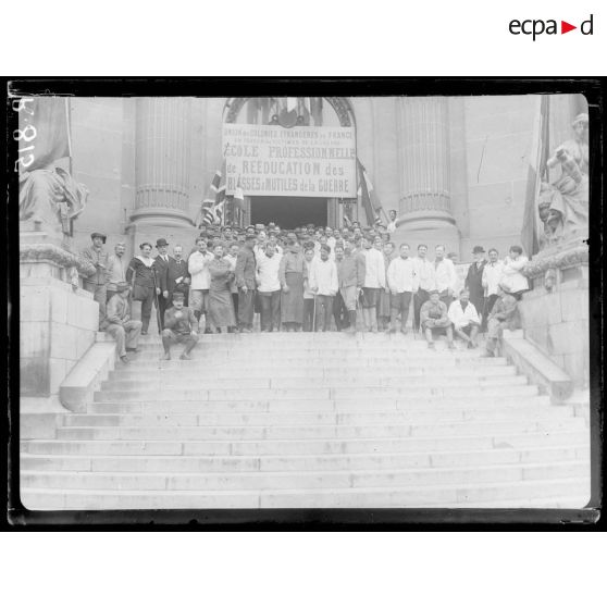 Grand Palais. Inauguration par M. Justin Godart, sous secrétaire d'Etat du service de santé de l'Ecole professionnelle de rééducation des blessés et mutilés de guerre créée par l'Union des Colonies Etrangères de France. [légende d'origine]