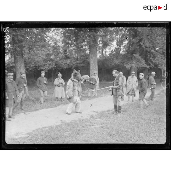 Environs de Piennes (Somme). Divertissement au cantonnement, le montreur d'ours. [légende d'origine]